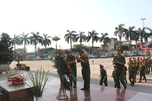 Đảng ủy, Ban Giám đốc và lãnh đạo các đơn vị chức năng thắp hương tại tượng đài Chủ tịch Hồ Chí Minh